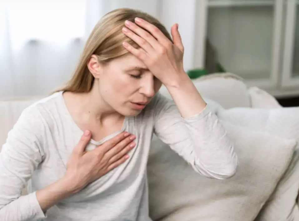 A ansiedade, muitas vezes percebida como uma condição puramente mental, manifesta-se de forma intensa no corpo, gerando uma série de sintomas físicos qu...