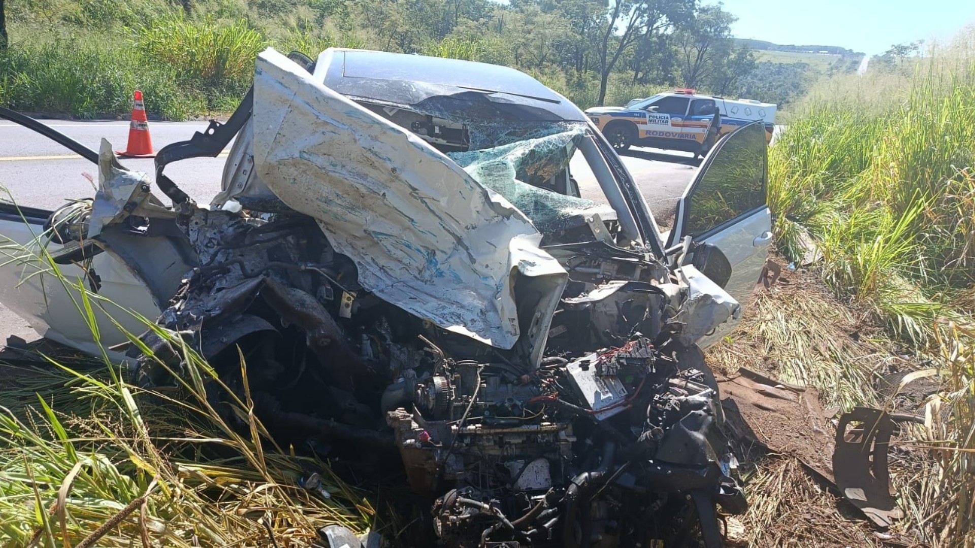 Uma colisão frontal entre um caminhão carregado de látex e um carro de passeio na rodovia MGC-497, em Uberlândia, no Triângulo Mineiro, resultou na mort...