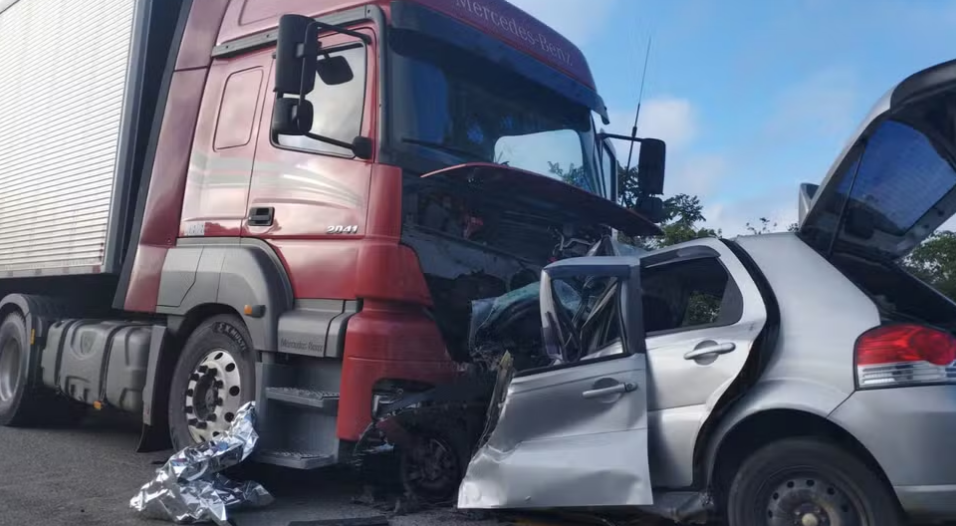 Uma terrível tragédia abalou a BR-251, em Salinas, na madrugada desta terça-feira (21), quando seis membros de uma mesma família perderam a vida em um v...