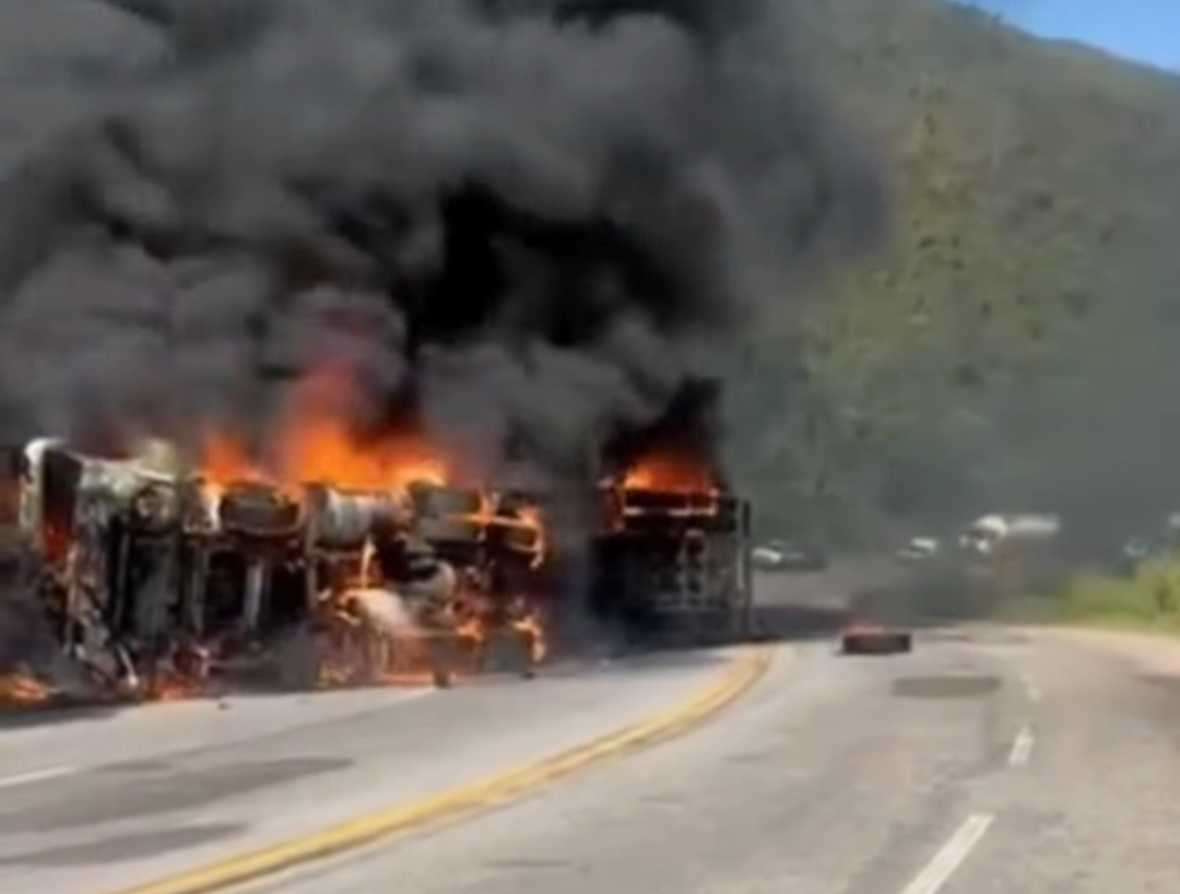 Uma densa coluna de fumaça preta e chamas intensas tomou conta de um trecho da BR-381, na altura do Vale do Aço, no início da tarde desta terça-feira, a...