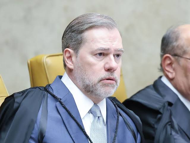 O ministro Dias Toffoli, integrante do Supremo Tribunal Federal (STF), optou por se declarar suspeito em um julgamento que aborda a prisão do ex-preside...