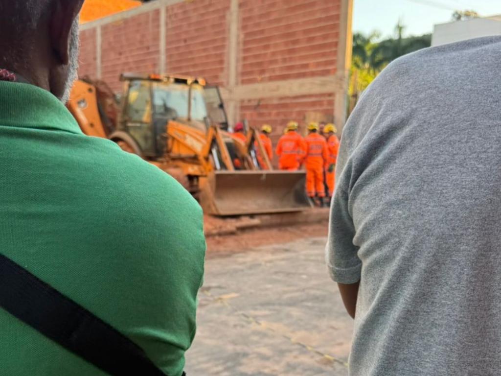 Um grave acidente de trabalho chocou o Residencial Bethânia, em Santana do Paraíso, no fim da tarde da quarta-feira (22). Um operário da construção civi...