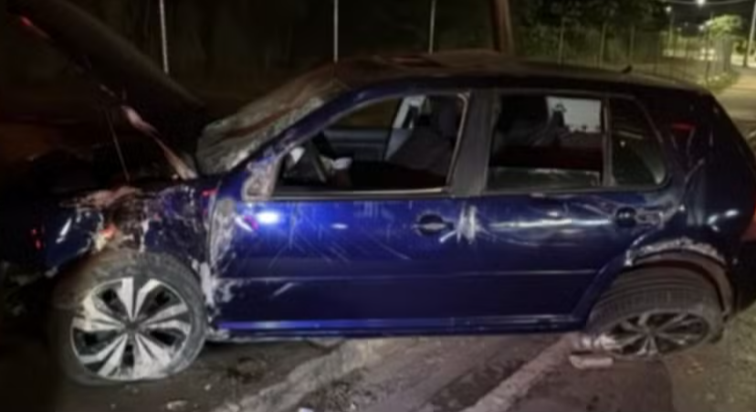 Um veículo colidiu violentamente com um poste de iluminação pública na Avenida Governador Magalhães Pinto, em Montes Claros, na noite da última quarta-f...