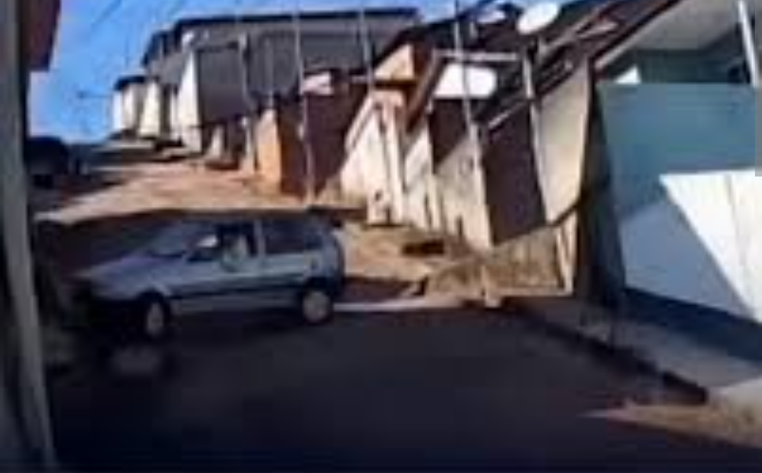 Um grave acidente de trânsito em Maria da Fé, Minas Gerais, na terça-feira (21), deixou um motorista de 52 anos ferido após seu veículo capotar em uma l...