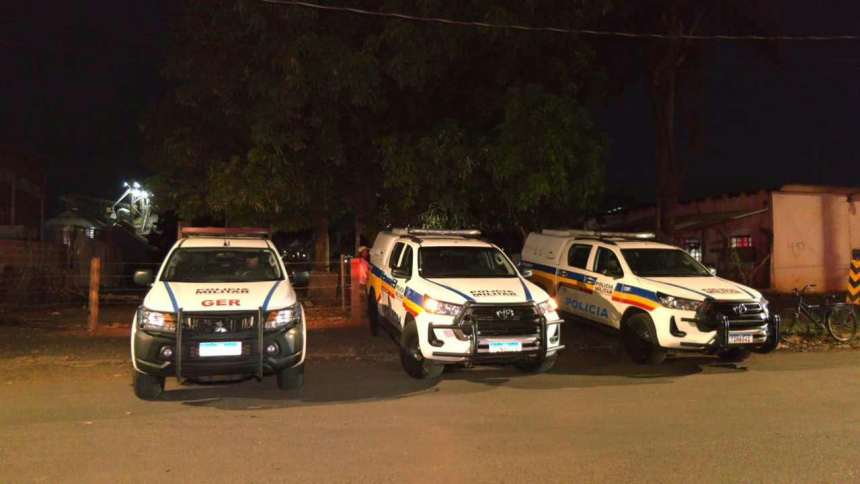Dois suspeitos perderam a vida em um confronto armado com a Polícia Militar de Minas Gerais (PMMG) na zona rural e periférica de Araguari, MG, ocorrido ...