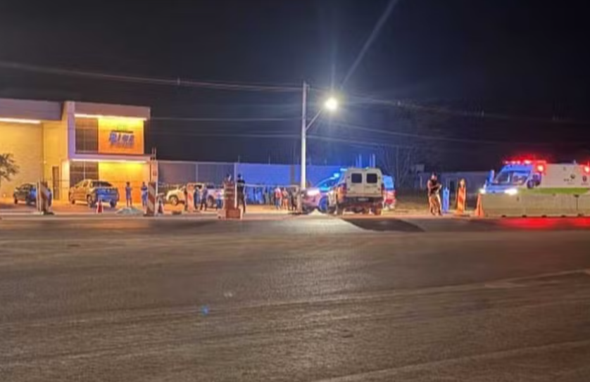 Uma mulher de 51 anos perdeu a vida na noite desta quinta-feira (23) após ser atingida por um caminhão na BR-135, no perímetro urbano de Bocaiuva. O con...