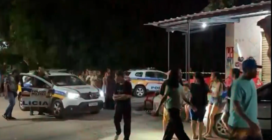 Governador Valadares foi palco de um violento crime na noite de quinta-feira, dia 23, quando dois homens foram mortos a tiros dentro de um bar no bairro...