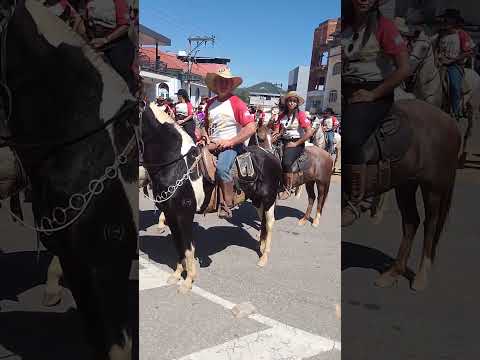 A tradicional Cavalgada de Mercês, um dos momentos mais aguardados no calendário da região, voltou a reunir cavaleiros e amazonas, reafirmando os laços ...