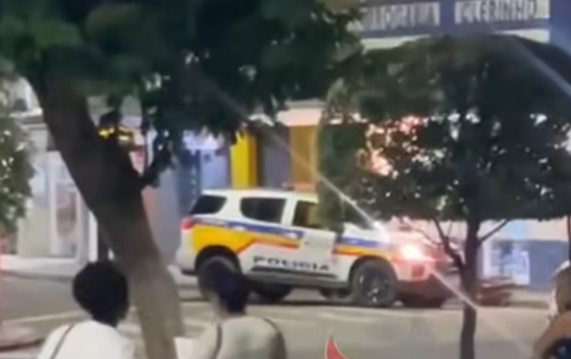 Uma perseguição policial no Centro de Carangola culminou na prisão de dois jovens na noite desta quinta-feira, 23 de abril. A ação mobilizou equipes da ...