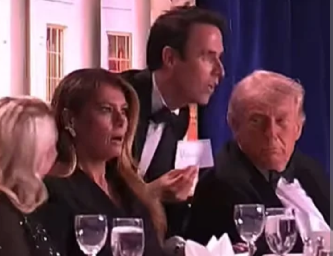 Uma situação de alto risco levou à evacuação emergencial do ex-presidente dos Estados Unidos, Donald Trump, de um palco em um evento público realizado e...
