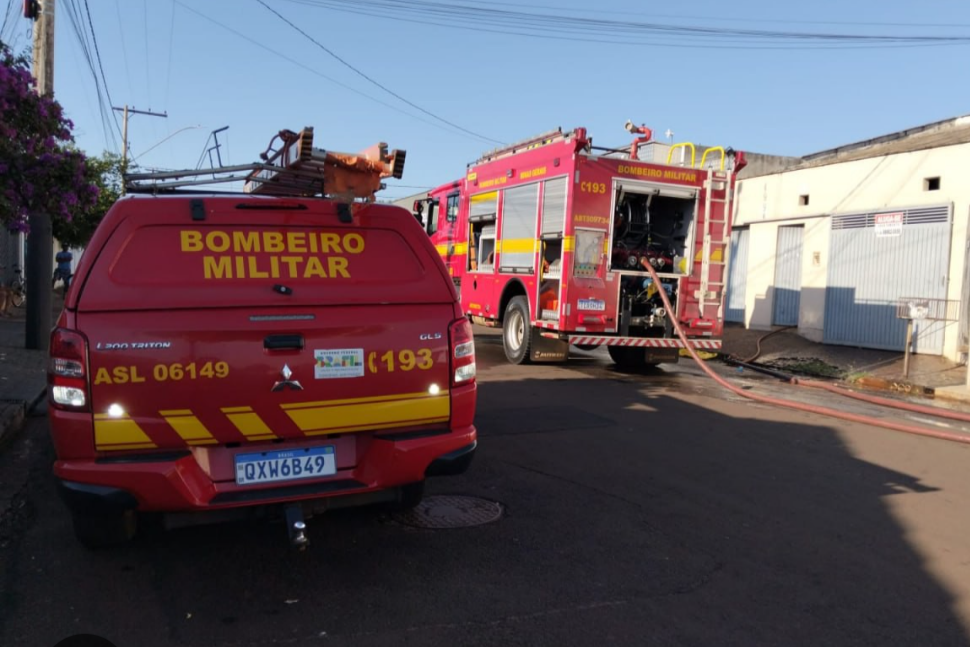 Na manhã deste sábado (25), equipes de resgate atuaram em Ituiutaba, no Triângulo Mineiro, para socorrer vítimas de um incêndio que atingiu uma colônia ...