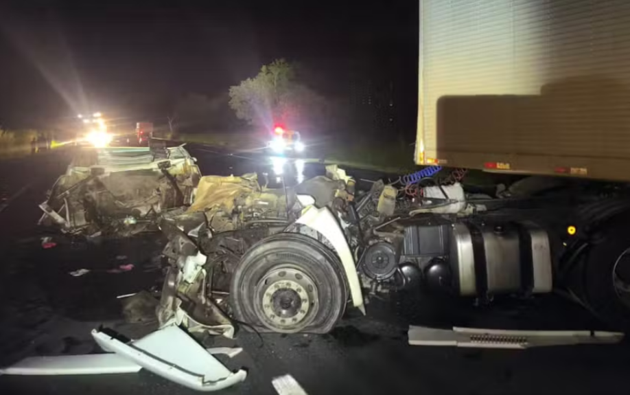 Um homem de 55 anos perdeu a vida em um grave acidente envolvendo dois veículos na noite do último sábado, 25 de maio. A fatalidade ocorreu na MGC-135, ...
