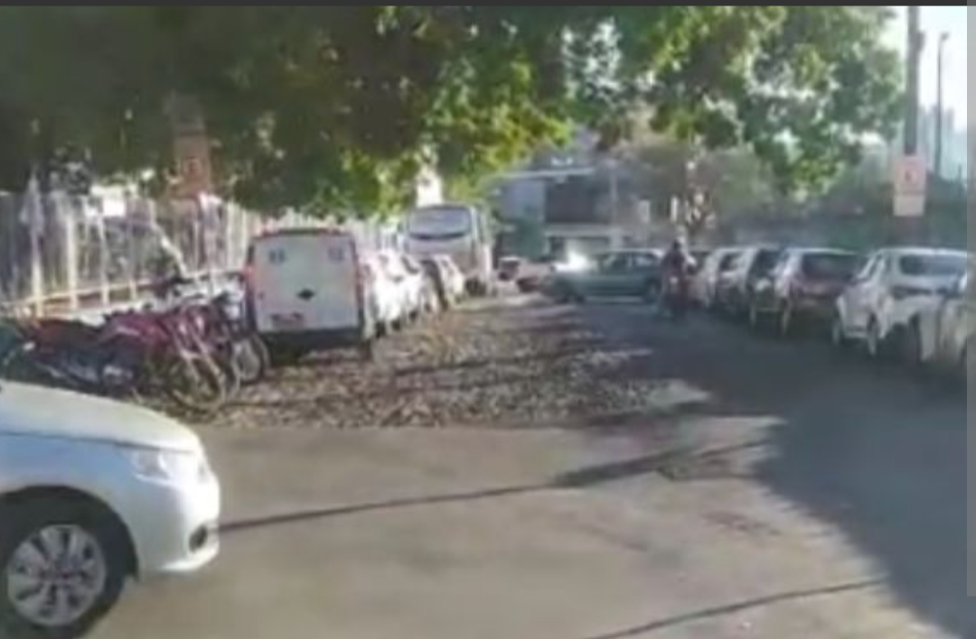 Uma moradora do bairro Porto Velho, em Divinópolis, registrou em vídeo a paralisação de uma obra pública situada no cruzamento das ruas Tomé de Sousa e ...