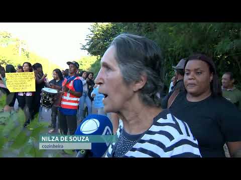 A comunidade do bairro Castanheiras, em Sabará, na Região Metropolitana de Belo Horizonte, realizou um manifesto na estrada Marzagânia para denunciar a ...