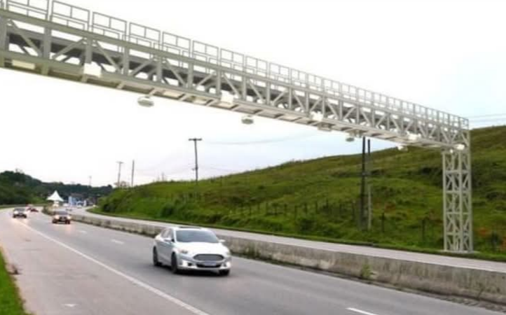 O Governo Federal anunciou a suspensão por 200 dias de 3,51 milhões de multas que foram registradas por falta de pagamento da tarifa do pedágio eletrôni...