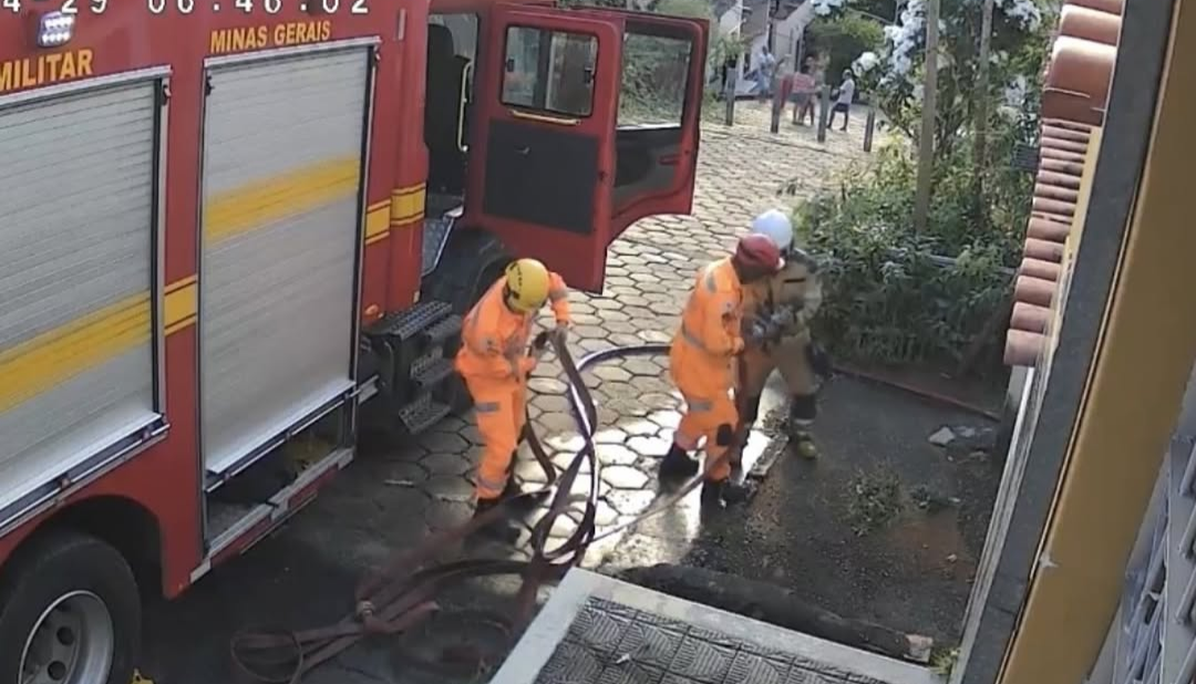 Uma residência no bairro Canaã, em Ipatinga, foi palco de uma tragédia na manhã desta terça-feira, dia 29, quando um incêndio de grandes proporções resu...