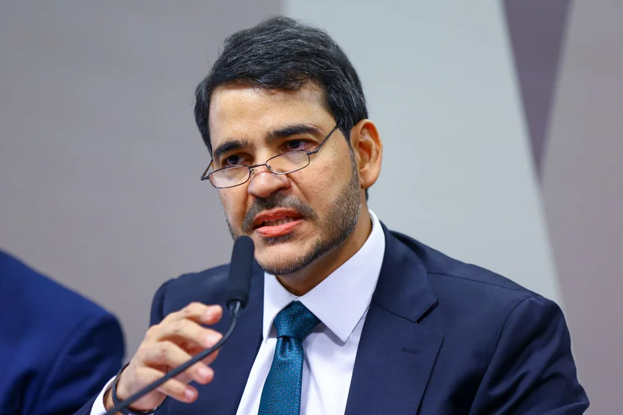 O Plenário do Senado Federal formalizou, nesta quarta-feira (29), a rejeição da indicação do advogado-geral da União, Jorge Messias, para assumir uma va...