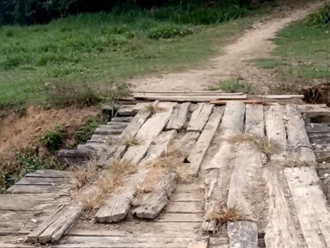 A comunidade de Travessão de Baixo, na área rural de Mesquita, enfrenta uma situação de grave insegurança devido às condições precárias de uma ponte e d...
