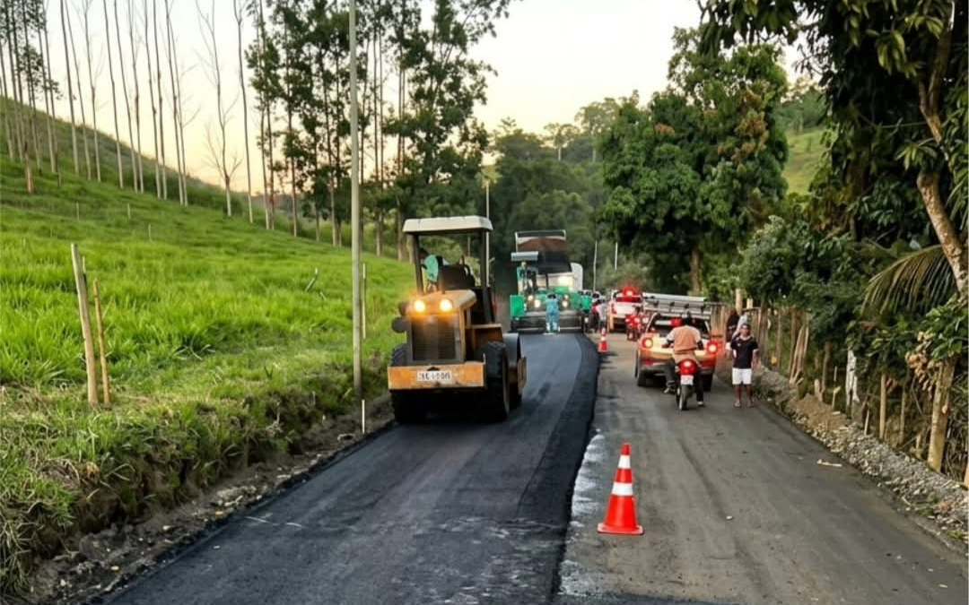 Mutum celebra um marco significativo para sua infraestrutura. Teve início a tão aguardada aplicação do asfalto no trecho que conecta Mutum a Roseiral, u...