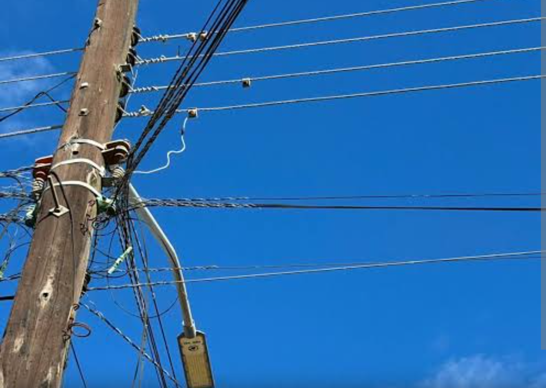 Uma serie de relatos de moradores da cidade de Prata aponta para problemas recorrentes no sistema de distribuicao de energia eletrica em diversos pontos...