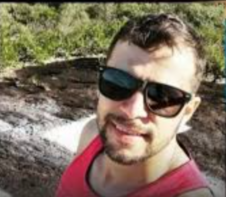 Um homem de 37 anos foi morto a tiros durante uma emboscada na noite de quinta-feira na zona rural de Manhuaçu. A vítima transitava por uma estrada de t...