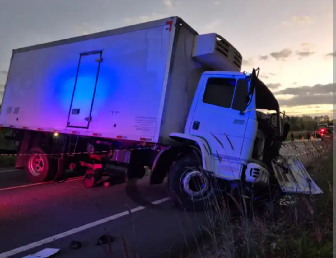 Um homem perdeu a vida em um trágico acidente rodoviário envolvendo um carro de passeio e um caminhão nesta sexta-feira, em uma via estadual de Minas Ge...