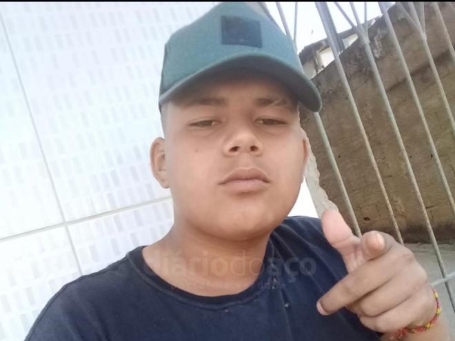 O corpo de Kayk Vieira, de 21 anos, foi descoberto sem vida, apresentando sinais de perfurações por arma de fogo, no interior de sua residência no distr...