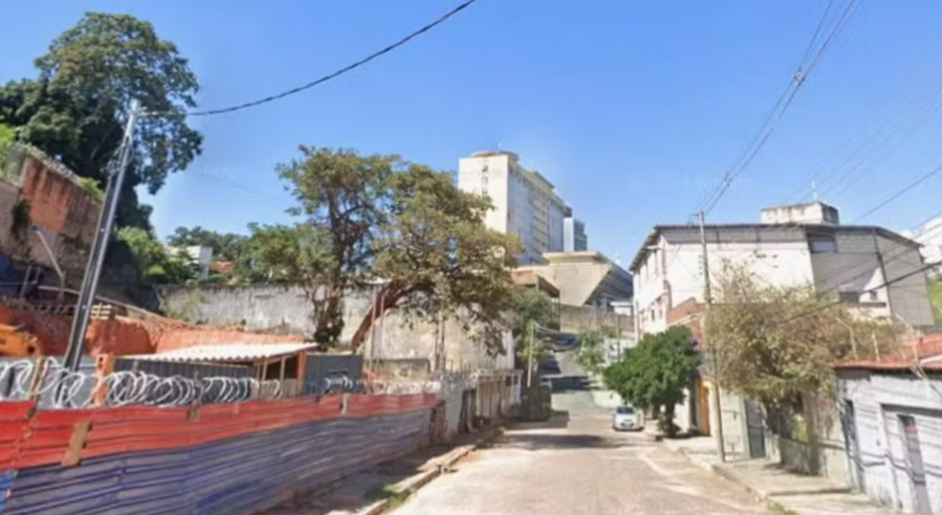 Um homem de 43 anos faleceu na noite da última sexta-feira, dia 1º, em Belo Horizonte, após invadir um lote com construção em andamento e ser atacado po...