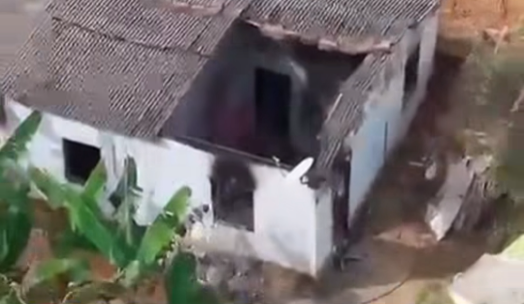 Um incidente alarmante marcou a manhã deste domingo no Córrego dos Nogueiras, distrito de Piedade de Caratinga. Uma residência foi completamente tomada ...