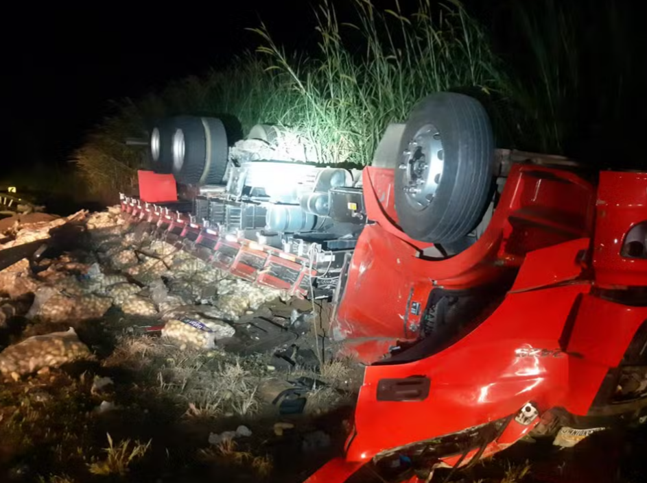 Um caminhão que transportava sacos de batatas tombou nas primeiras horas desta segunda-feira, dia 4, na BR-262, especificamente no quilômetro 540, dentr...