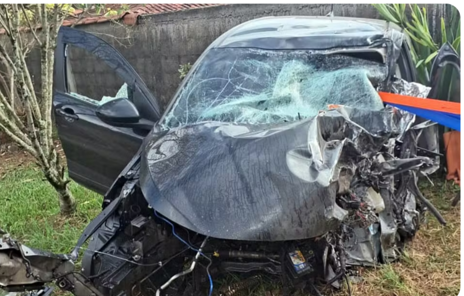 Uma grave colisão envolvendo um carro de passeio e uma carreta resultou na morte de uma mulher de aproximadamente 44 anos, na manhã desta segunda-feira ...