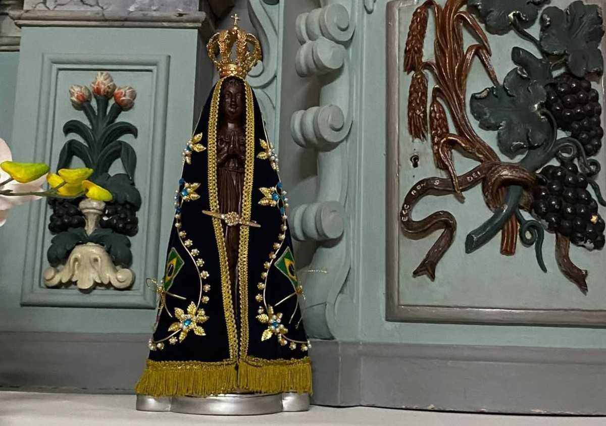 Uma capela em Pirapetinga, na Zona da Mata mineira, foi alvo de criminosos que furtaram uma imagem de Nossa Senhora Aparecida. O incidente ocorreu na Ca...