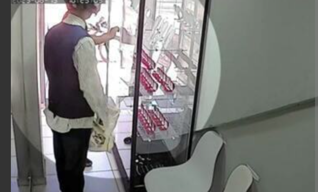 Uma joalheria situada no bairro Melo, em Montes Claros, foi alvo de um assalto na terça-feira (5). Criminosos se passaram por clientes antes de renderem...