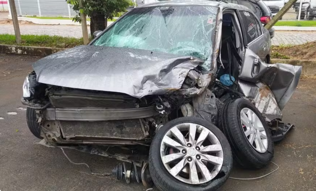 Um homem de 58 anos, que conduzia um veículo envolvido em um grave acidente na BR-116, em Muriaé, no último domingo (3), não resistiu aos ferimentos e f...