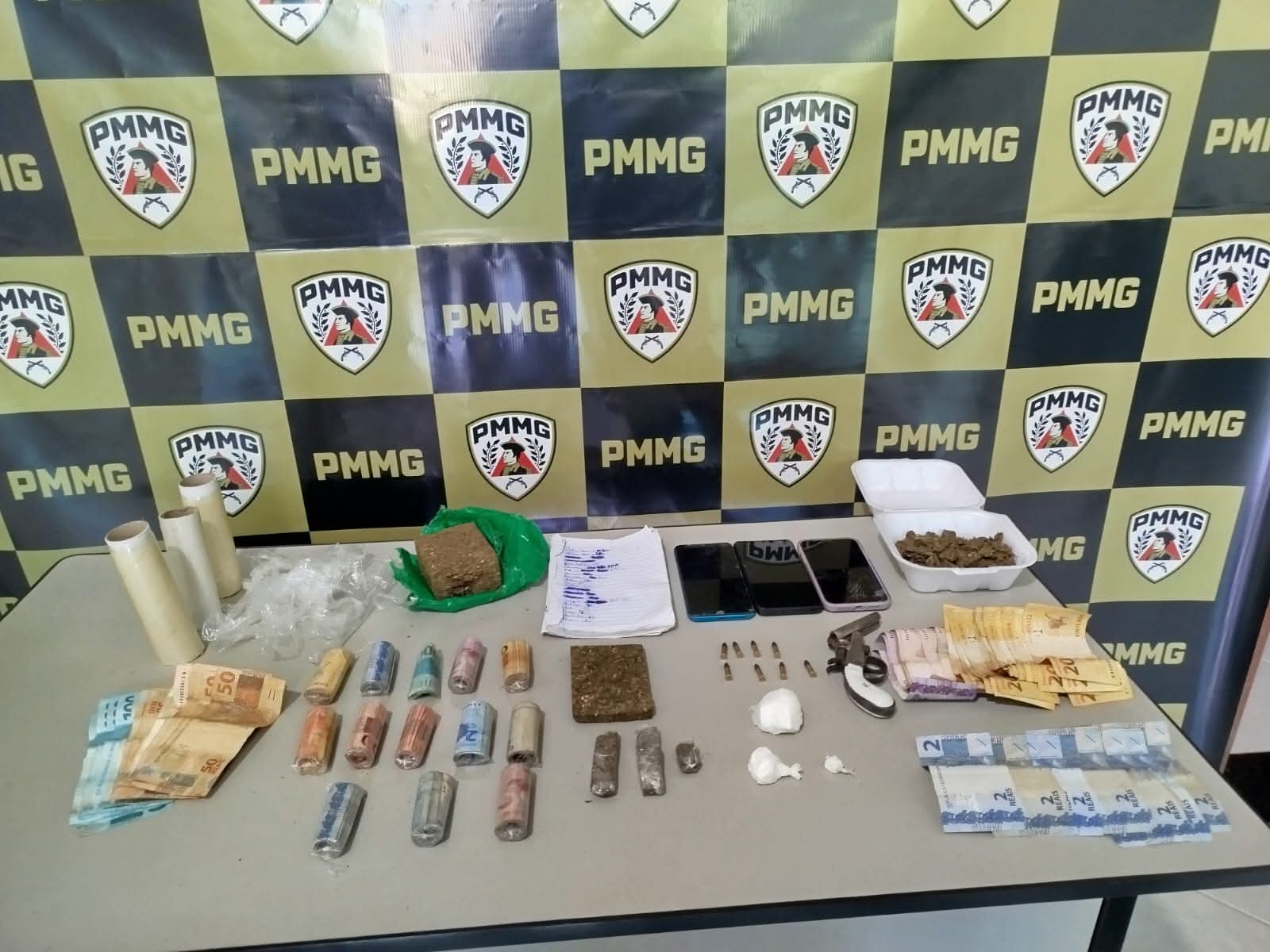A Polícia Militar de Minas Gerais efetuou a prisão de um homem de 22 anos no Centro de Ubaporanga, na manhã do último sábado, dia 2 de maio. O indivíduo...