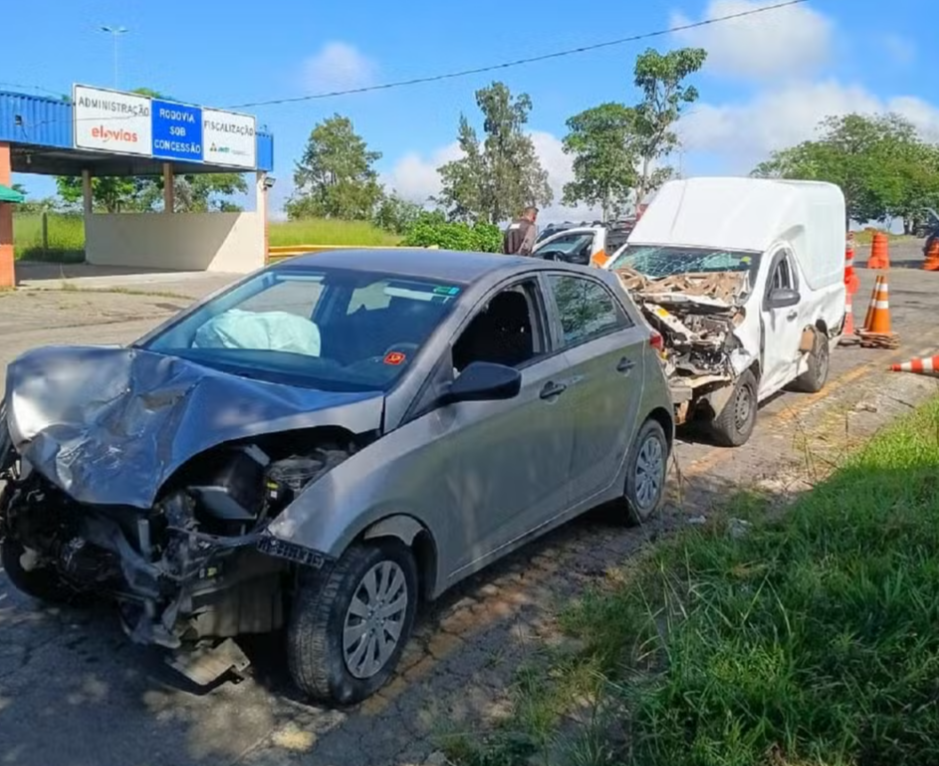 Cinco pessoas sofreram ferimentos em um acidente envolvendo quatro veículos na manhã desta quinta-feira (6), na BR-040, em Juiz de Fora. A ocorrência fo...