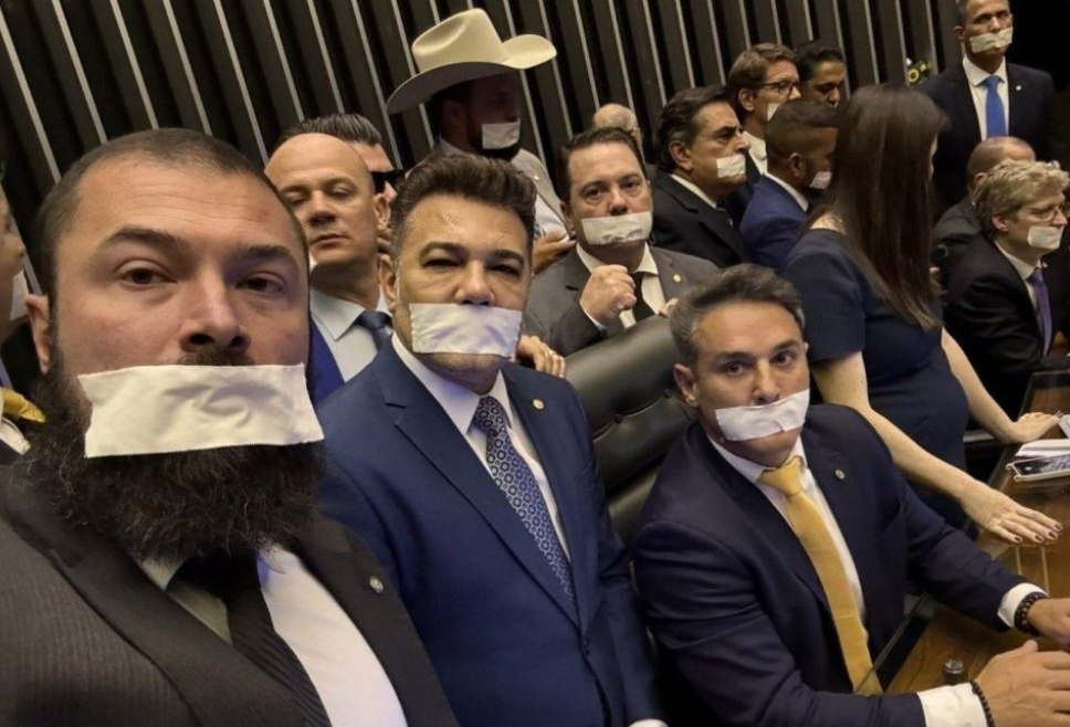 Em uma decisão relevante anunciada nesta terça-feira (5), o Conselho de Ética da Câmara dos Deputados determinou a suspensão dos mandatos de três parlam...