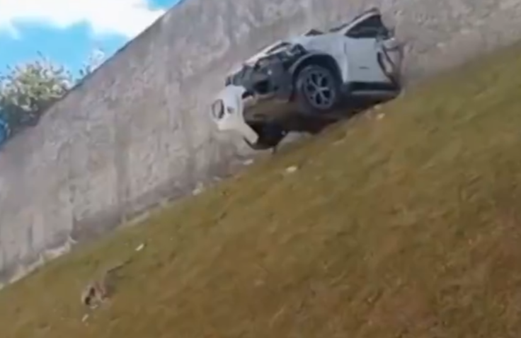 Uma motorista teve sua Carteira Nacional de Habilitação (CNH) vencida constatada após perder o controle de seu veículo e colidir com o muro do Centro de...