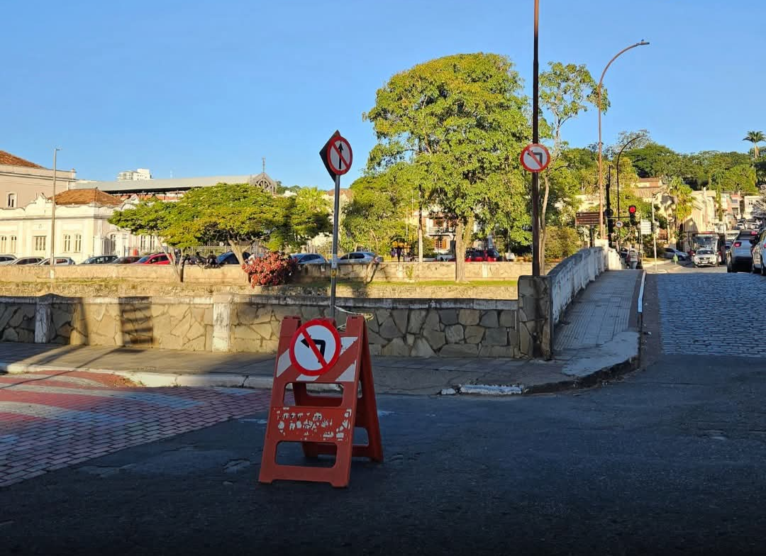 A Prefeitura de São João del-Rei implementou uma modificação no sistema de sinalização da Avenida Presidente Tancredo de Almeida Neves, localizada no ce...