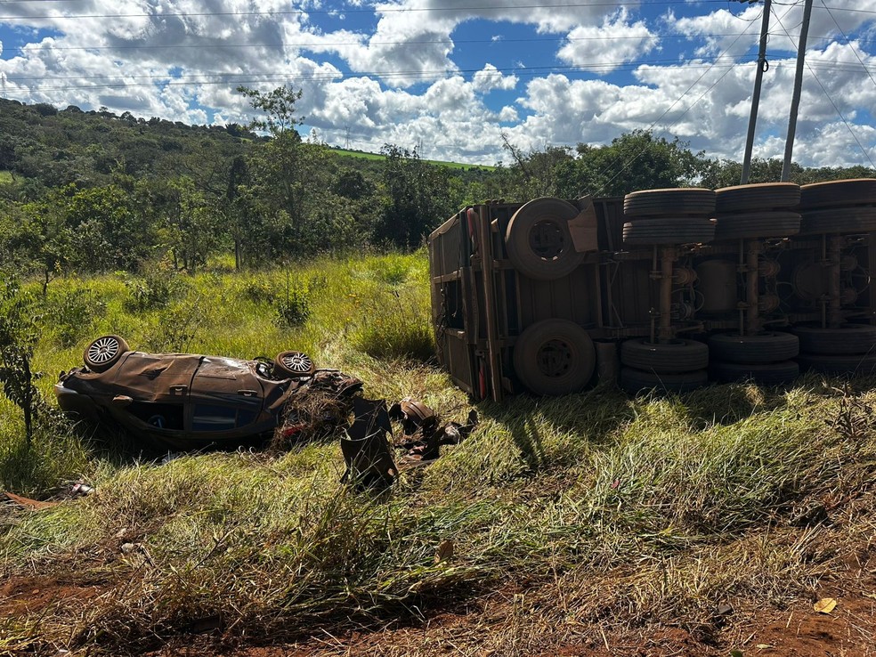 Uma carreta que transportava 70 cabeças de gado sofreu um tombamento nesta quinta-feira, 7 de março, na rodovia MGC-452, em Uberlândia. O grave incident...