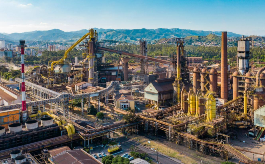 A Usiminas planeja destinar R$ 971 milhões à sua unidade de Ipatinga no ano de 2026. Esse montante representa uma parcela significativa dos aportes gera...