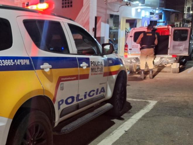 Uma intensa discussão entre irmãos culminou em um grave episódio de violência na noite desta quinta-feira (7), na região do bairro Caladinho de Baixo, e...