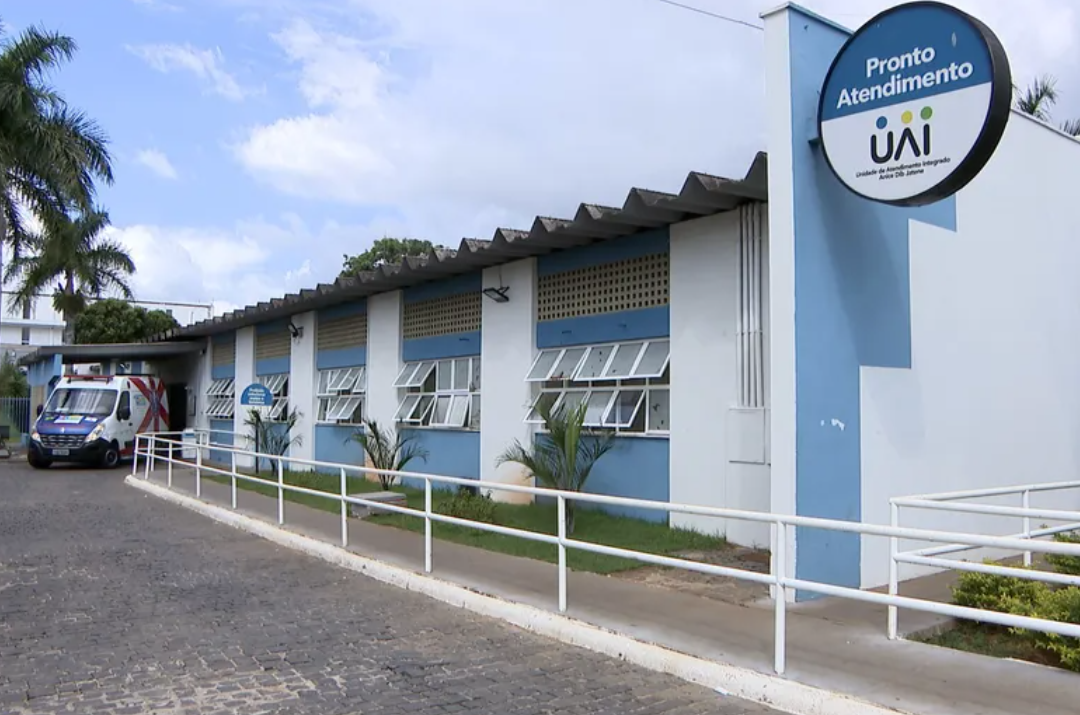 Um grave incidente marcou a madrugada deste sábado (9) no bairro Tibery, em Uberlândia, culminando na prisão de um jovem que esfaqueou o próprio padrast...