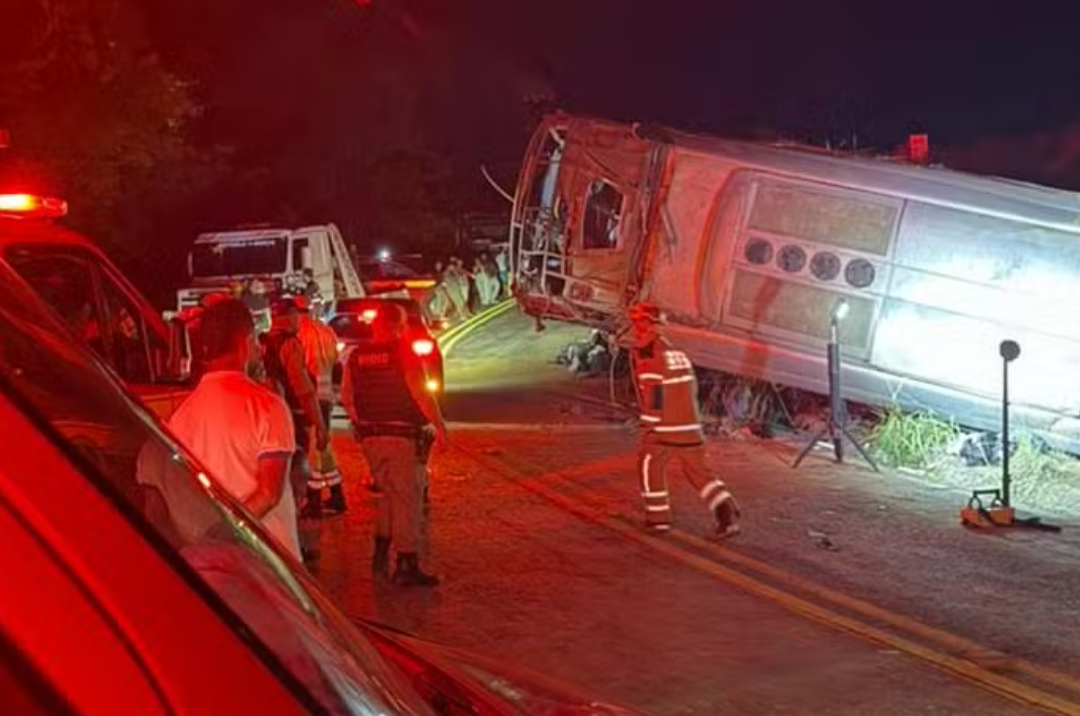 Uma tragédia abalou a região do Vale do Jequitinhonha na noite deste sábado (9), quando um ônibus que transportava trabalhadores rurais capotou e subseq...