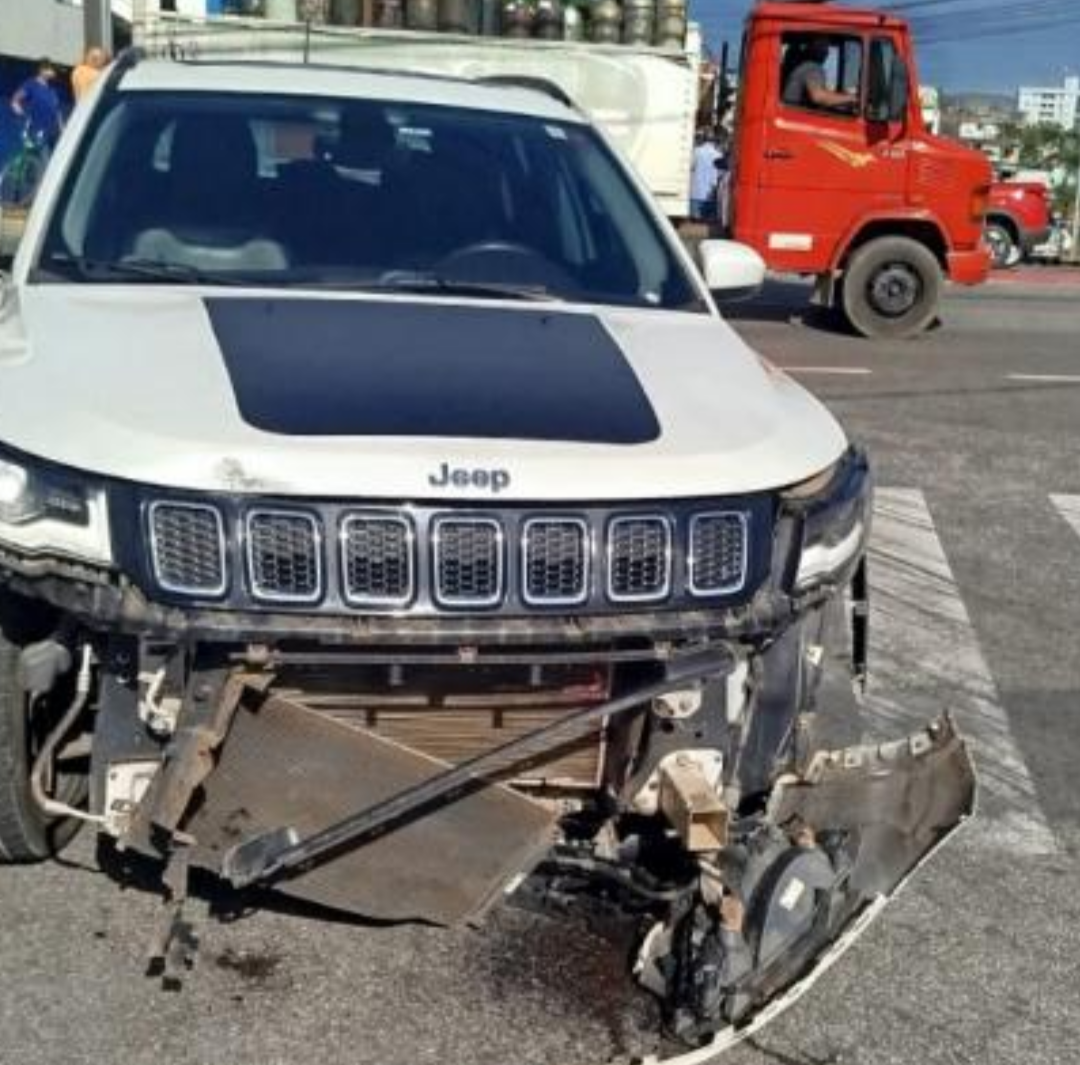 Um sério acidente de trânsito foi registrado na manhã desta segunda-feira, dia 11, em Ipatinga. O incidente ocorreu no entroncamento das avenidas Minas ...