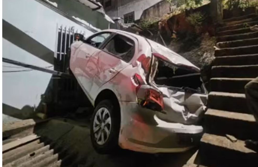 Na madrugada desta segunda-feira (11), um veículo com um condutor apresentando sinais de embriaguez desceu um barranco após o motorista seguir reto em u...