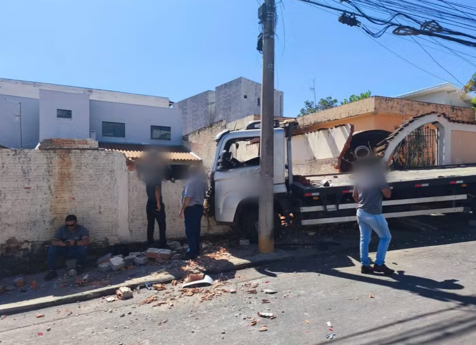 Um caminhão-guincho se envolveu em uma série de colisões no Centro de Montes Claros na última segunda-feira (11) após seu condutor sofrer um mal súbito....