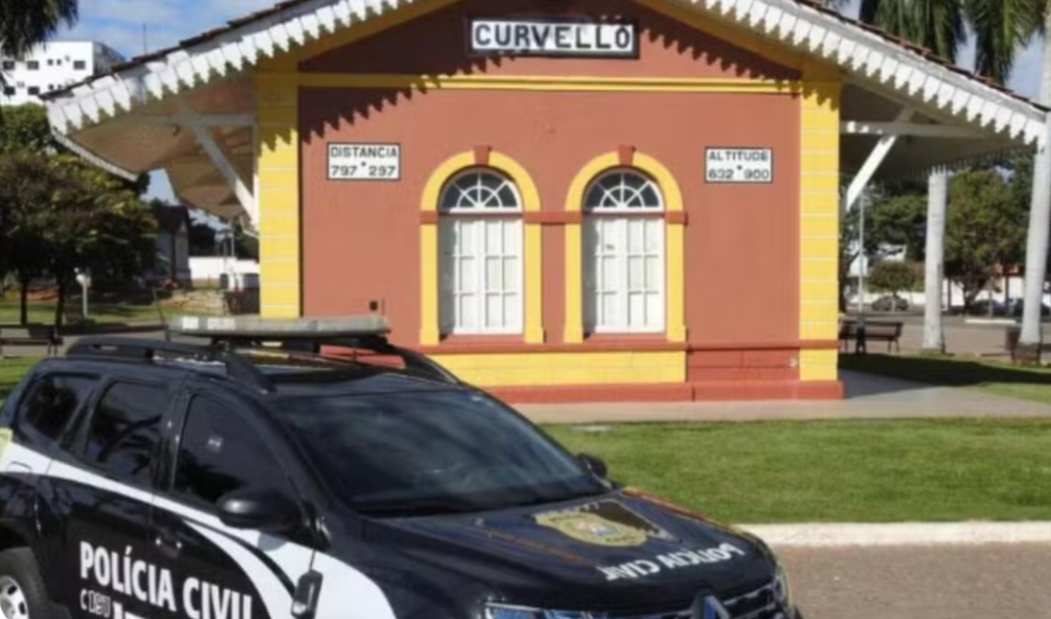 A Polícia Civil de Curvelo efetuou a prisão temporária de três indivíduos, apontados como envolvidos no homicídio de um jovem de 21 anos. O crime, que c...
