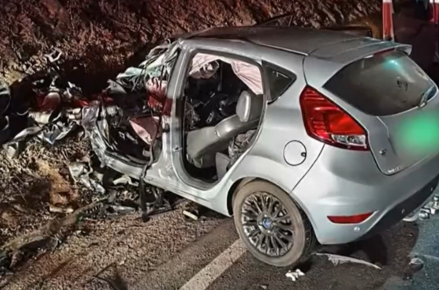Um motorista de 32 anos ficou gravemente ferido após uma violenta colisão frontal envolvendo o carro que dirigia e um caminhão. O acidente ocorreu na no...