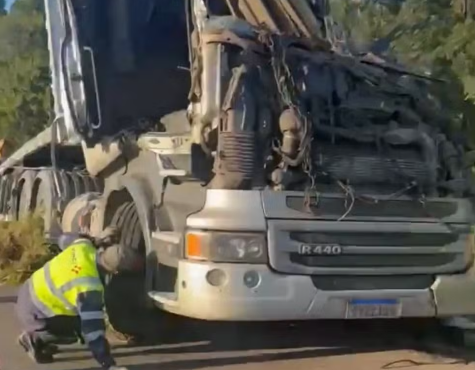 Na madrugada desta terça-feira (12), um acidente fatal marcou o km 468 da BR-040, em Sete Lagoas, Região Central de Minas Gerais. Um caminhão tombou na ...